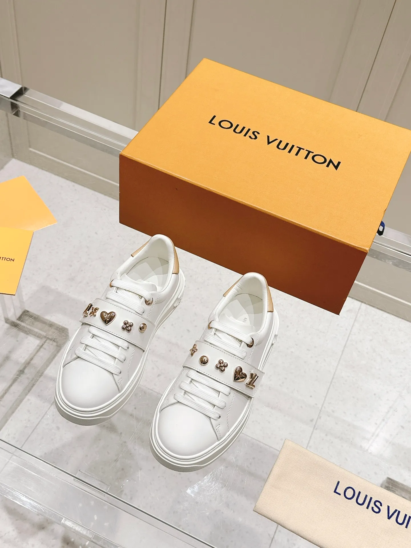 👟👟Ex-factory price 560👟👟 LV new white shoes, four-leaf clover🍀sunflower🌞 charm, add naughty and lively color to simple white shoes, easy to wear and durable, code number: 35+40 (41 customized)